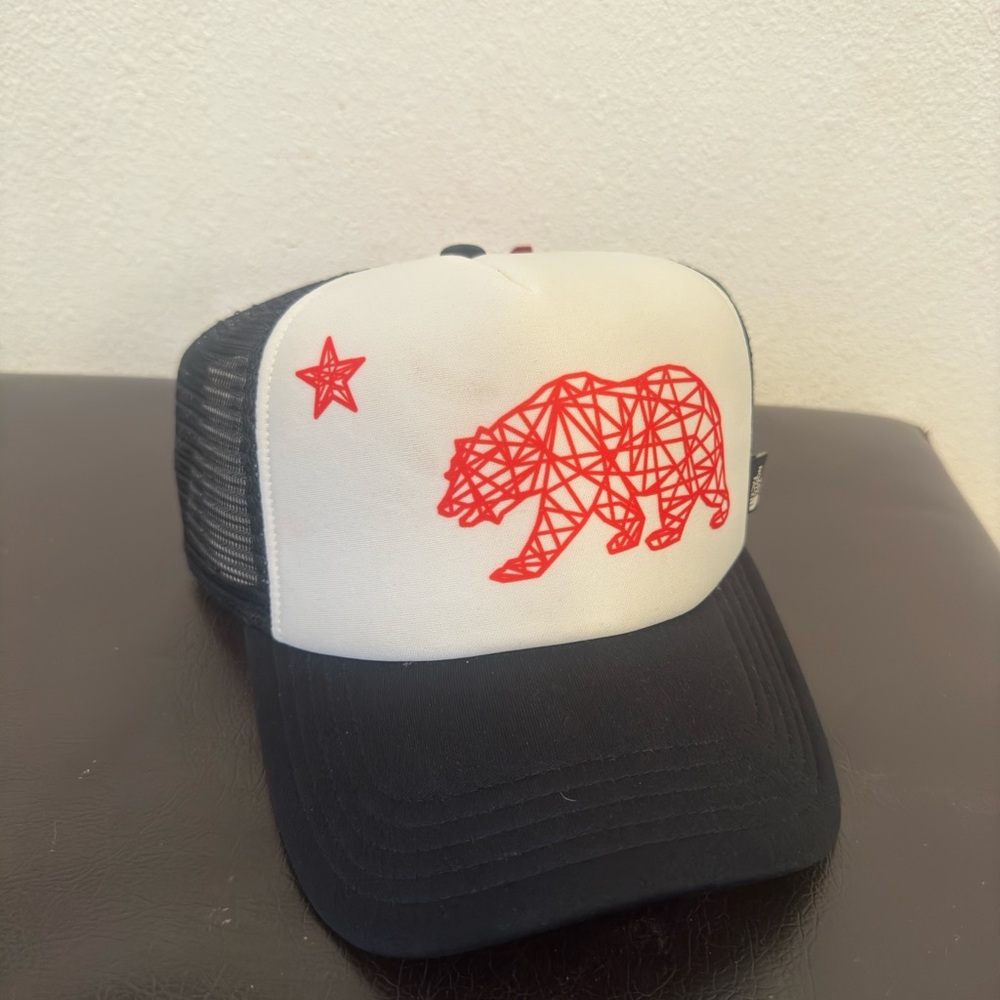NWT The North Face SnapBack classic fit Hat trucker Bear graphic black and white